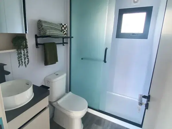 Expander Bathroom